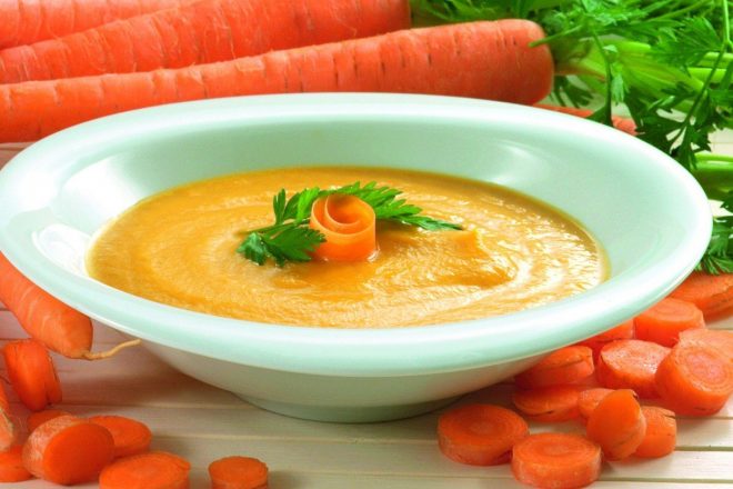 Морковный суп на овощном бульоне с кориандром