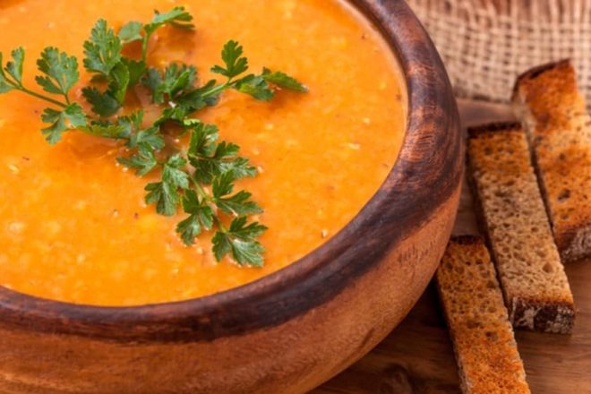 Морковный суп с корицей и тимьяном