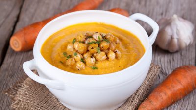 Пикантный морковный суп-пюре с хрустящим нутом