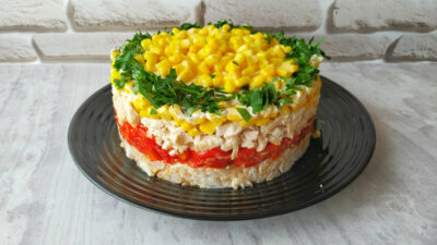 Слоеный салат с курицей, маринованным перцем и кукурузой
