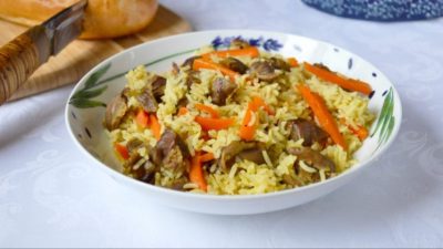 Низкокалорийный плов с куриными сердечками