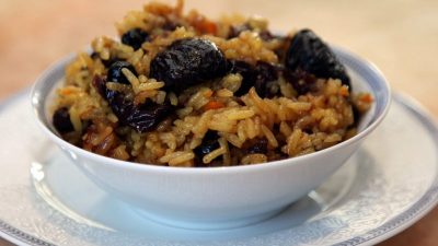 Пикантный плов из свинины с черносливом
