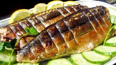 Маринованная скумбрия с лимонным соком на мангале