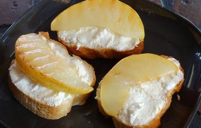 Бутерброды с творожным сыром, грушей и медом