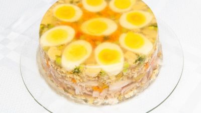 Куриный холодец с яйцами и морковью