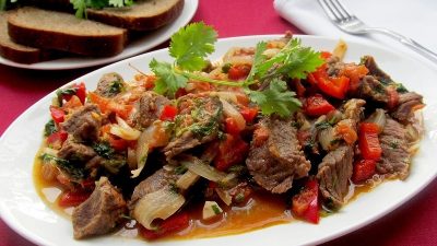 Тушеная свинина с грибами и болгарским перцем