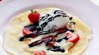 Блинчики с заварным кремом и клубникой на завтрак