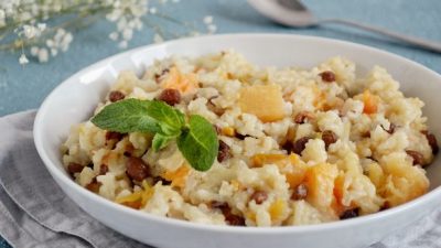 Рисовая каша с тыквой, яблоками и изюмом в мультиварке