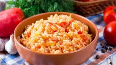 Рисовая каша с овощами и паприкой