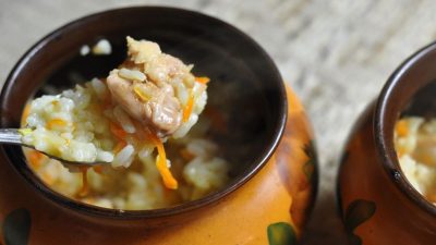Плов из свинины и риса в горшочках