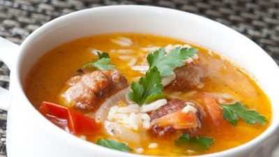 Рисовый суп с мясом в горшочках