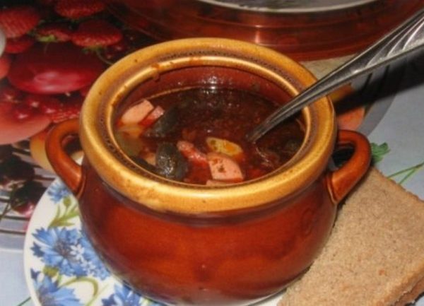 Мясной суп с солеными огурцами в горшочках