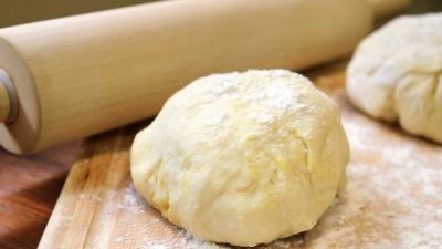 Быстрое тесто для пиццы на молоке и яйцах