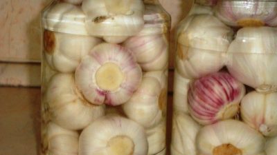 Маринованный чеснок головками в яблочном уксусе