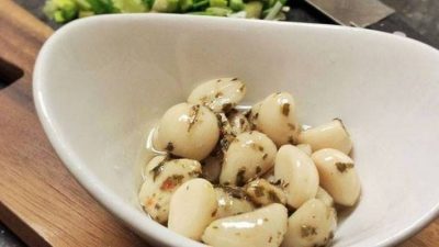 Маринованный чеснок с имбирем и тимьяном