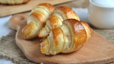 Рогалики из слоеного теста с изюмом