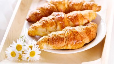 Рогалики со сгущенным молоком из слоеного теста