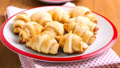 Рогалики с яблочным джемом на сметане