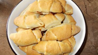 Рогалики со сгущенным молоком из песочного теста