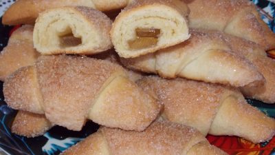 Рогалики с разноцветным мармеладом из песочного теста