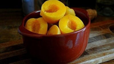 Абрикосы в белом вине с мятой