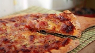 Американская пицца с колбасой салями и сыром