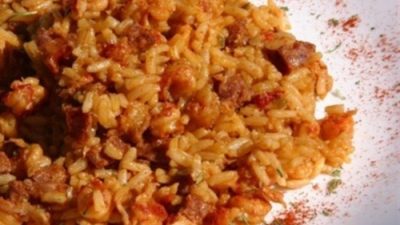 Американский плов «Джамбалайя» с говядиной и колбасой