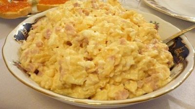 Ананасовый салат с сыром и ветчиной