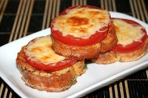 Аппетитные гренки с помидорами и сыром