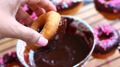 Аппетитные пончики в шоколадной глазури