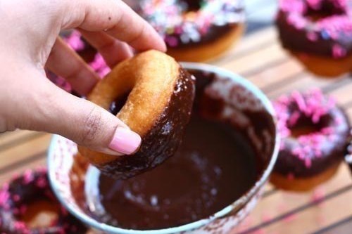 Аппетитные пончики в шоколадной глазури
