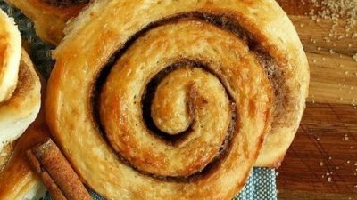 Аппетитные сдобные булочки с корицей