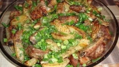 Аппетитные свиные ребрышки с картошкой в духовке