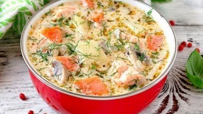 Аппетитный сырный суп с форелью и грибами