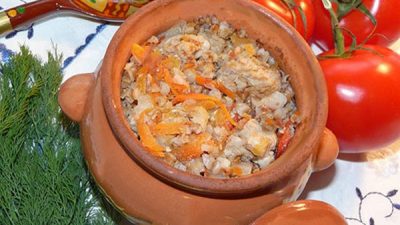 Ароматная гречка со свининой в горшочке