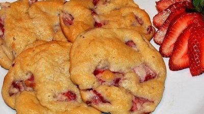 Ароматное печенье со свежей клубникой