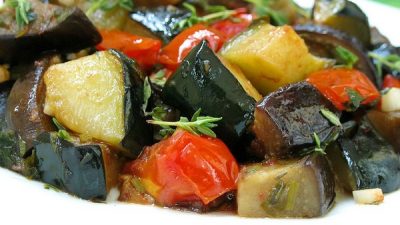 Ароматное рагу с кабачками и баклажанами