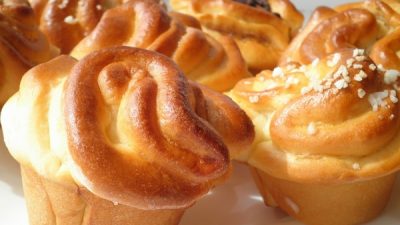 Ароматные дрожжевые булочки с джемом