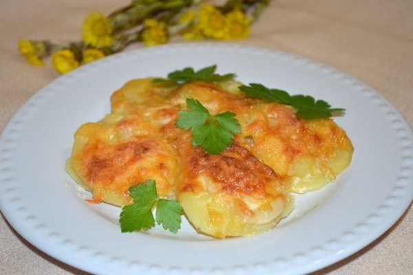 Ароматный картофель с сыром и сливками