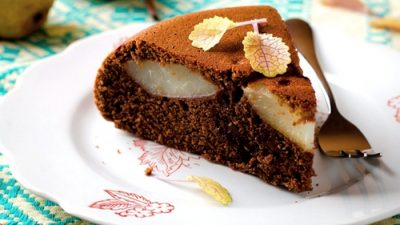 Ароматный пирог «Груши в шоколадном бисквите»