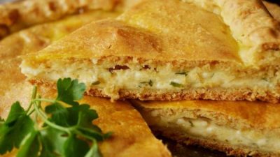 Ароматный пирог с сыром и луком