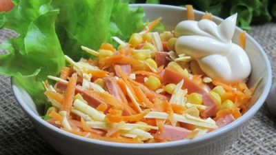 Ароматный салат с копченой колбасой