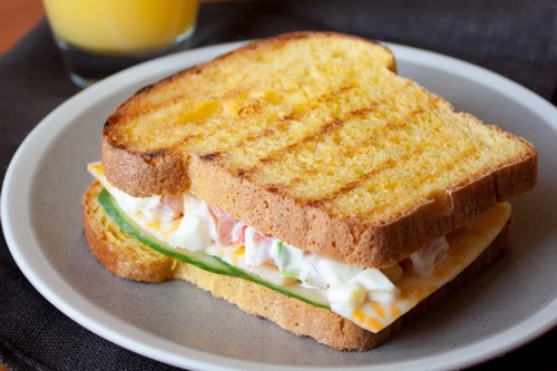 Ароматный сэндвич с яичным салатом