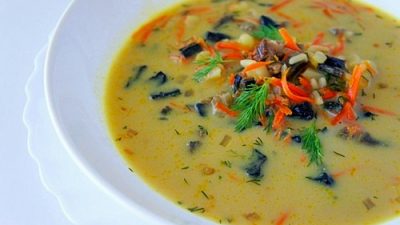 Ароматный суп из сушеных грибов с рисом