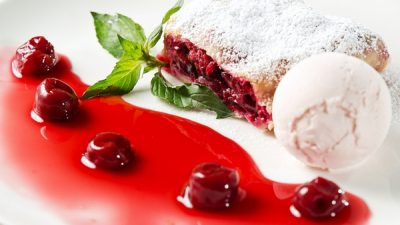 Австрийский штрудель с яблоком и вишней