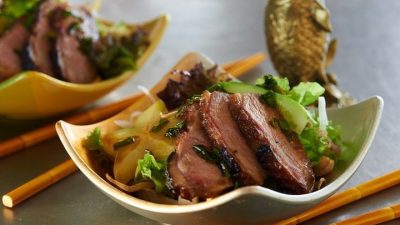 Азиатский салат из утиной грудки