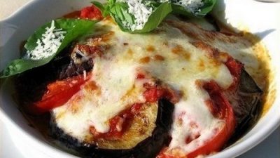 Баклажаны с моцареллой, помидорами и базиликом