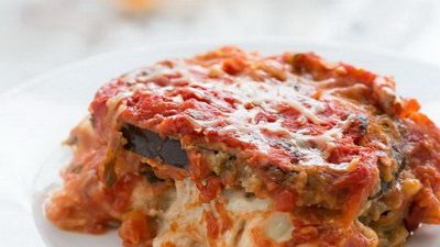 Баклажаны с помидорами в пармезане