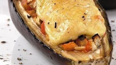 Баклажаны, запеченные с курицей под сыром