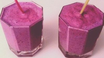 Бананово-черничный коктейль со сгущенным молоком